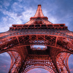Contre plongée de la Tour Eiffel